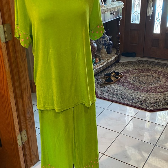 Lime green with pink accent Capri pants suit. With matching bracelet size M - Picture 3 of 6
